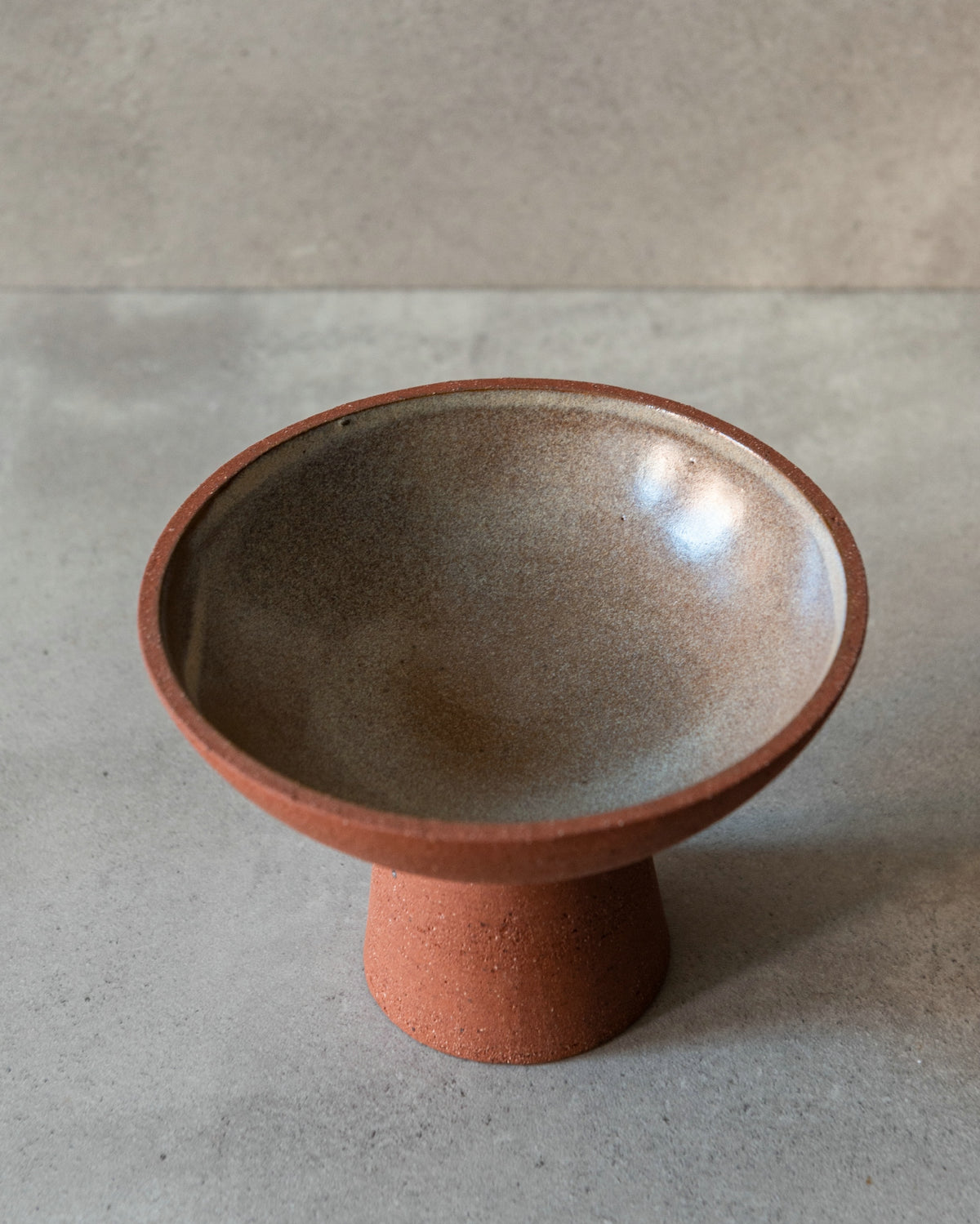 Bowl op voet - Terra Aura Rubigo