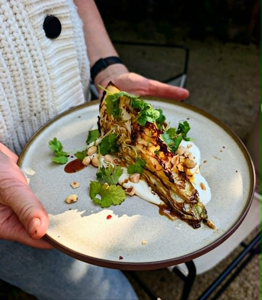 Deze gegrilde spitskool stond hier deze zomer vaak op tafel