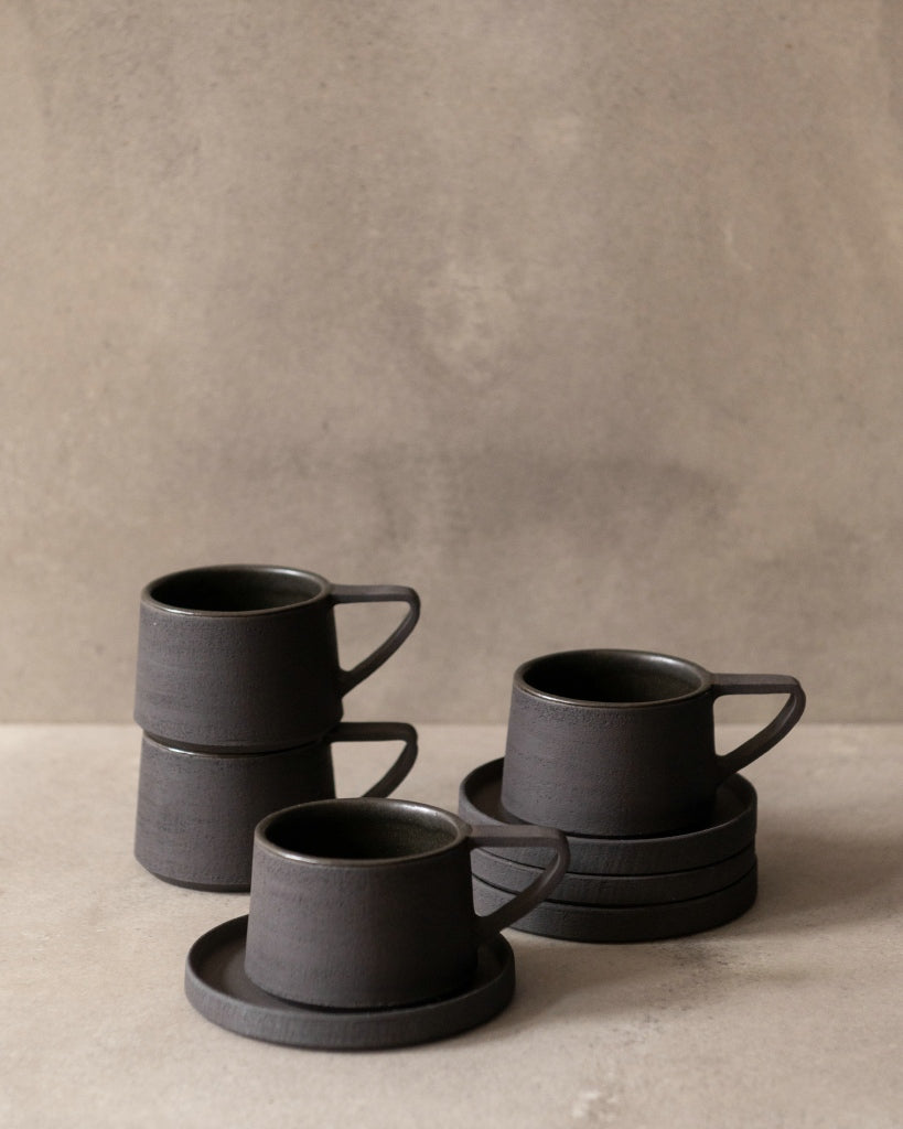 Kopje met oor met onderbordje - zwart