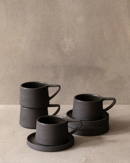 Kopje met oor met onderbordje - zwart