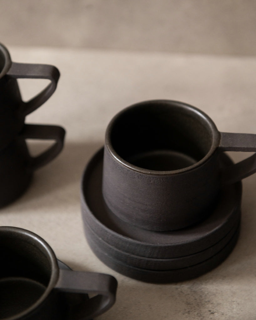 Kopje met oor met onderbordje - zwart