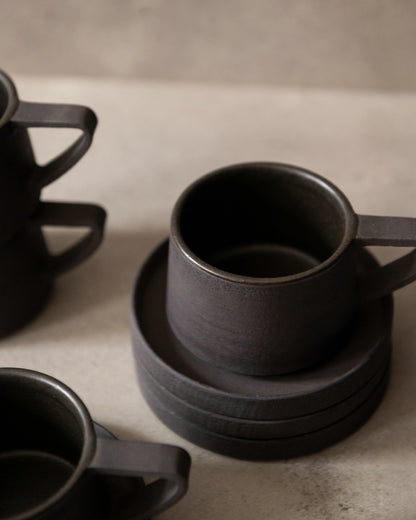Kopje met oor met onderbordje - zwart